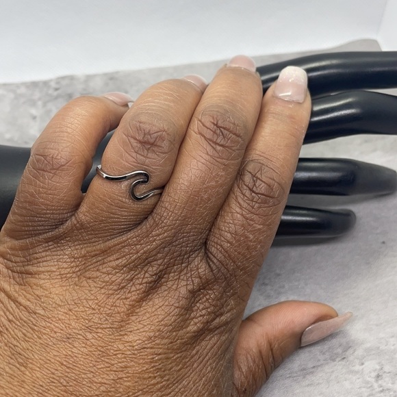 Dainty Silver Wave Ring - Picture 10 of 12